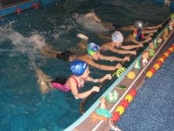 Мы учим детей плавать! Укрепление здоровья и физическое развитие детей является для нас наиважнейшей задачей. Именно поэтому в детском саду и был построен бассейн