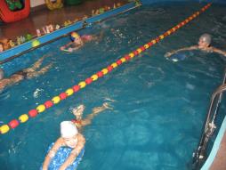 Занятия в бассейне помогают развивать двигательные навыки детей, обучать плаванию, одновременно решая задачи закаливания