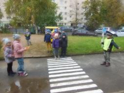 На площадке сделана разметка пешеходного перехода, где дети практикуются в переходе улицы и знании ПДД